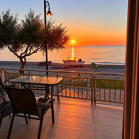 Beachfront Paradise Apartment Leptokaryá
